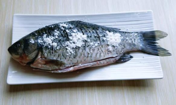 香菇豆腐鯽魚(yú)湯的做法 一道清香的鯽魚(yú)湯，補(bǔ)虛通乳，營(yíng)養(yǎng)又補(bǔ)鈣