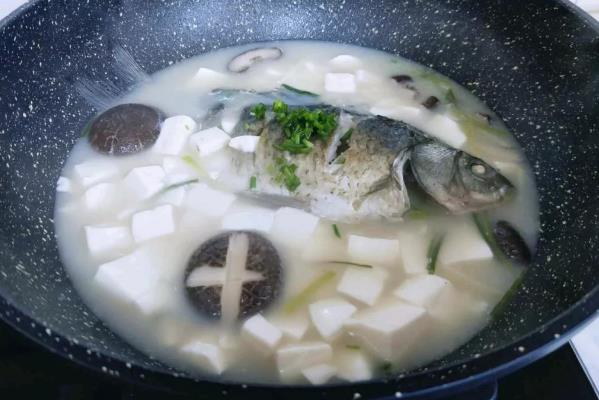 香菇豆腐鯽魚(yú)湯的做法 一道清香的鯽魚(yú)湯，補(bǔ)虛通乳，營(yíng)養(yǎng)又補(bǔ)鈣