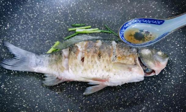 香菇豆腐鯽魚(yú)湯的做法 一道清香的鯽魚(yú)湯，補(bǔ)虛通乳，營(yíng)養(yǎng)又補(bǔ)鈣