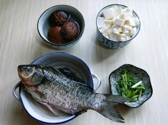 香菇豆腐鯽魚(yú)湯的做法 一道清香的鯽魚(yú)湯，補(bǔ)虛通乳，營(yíng)養(yǎng)又補(bǔ)鈣