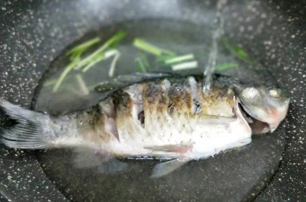 香菇豆腐鯽魚(yú)湯的做法 一道清香的鯽魚(yú)湯，補(bǔ)虛通乳，營(yíng)養(yǎng)又補(bǔ)鈣