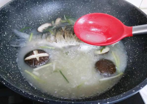 香菇豆腐鯽魚(yú)湯的做法 一道清香的鯽魚(yú)湯，補(bǔ)虛通乳，營(yíng)養(yǎng)又補(bǔ)鈣