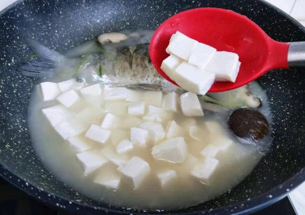 香菇豆腐鯽魚(yú)湯的做法 一道清香的鯽魚(yú)湯，補(bǔ)虛通乳，營(yíng)養(yǎng)又補(bǔ)鈣