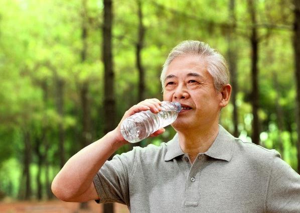 老年人中暑有哪些癥狀？老年人容易中暑平時如何飲食